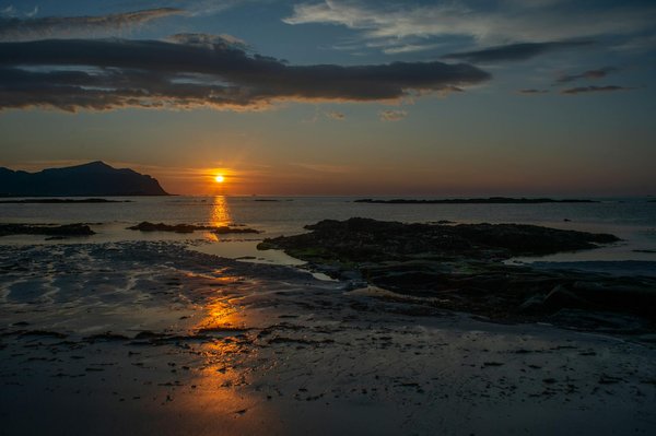 Quels sont les équipements indispensables pour un camping en région de toundra en été?