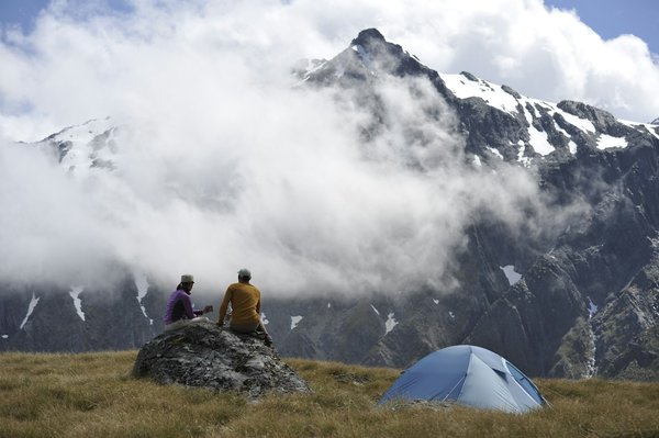 Comment organiser un camping pour une expédition de trekking dans les montagnes de l'Himalaya?